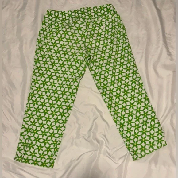 🌼 Lilly Pulitzer White Floral Cropped Pants – Size 8 - Picture 2 of 5